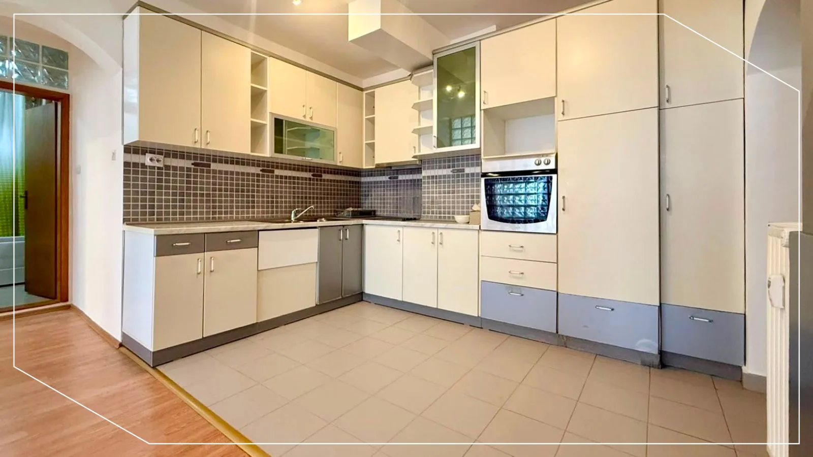 Zyre me qira 91m² në lagjen Pejton, Prishtinë image 3