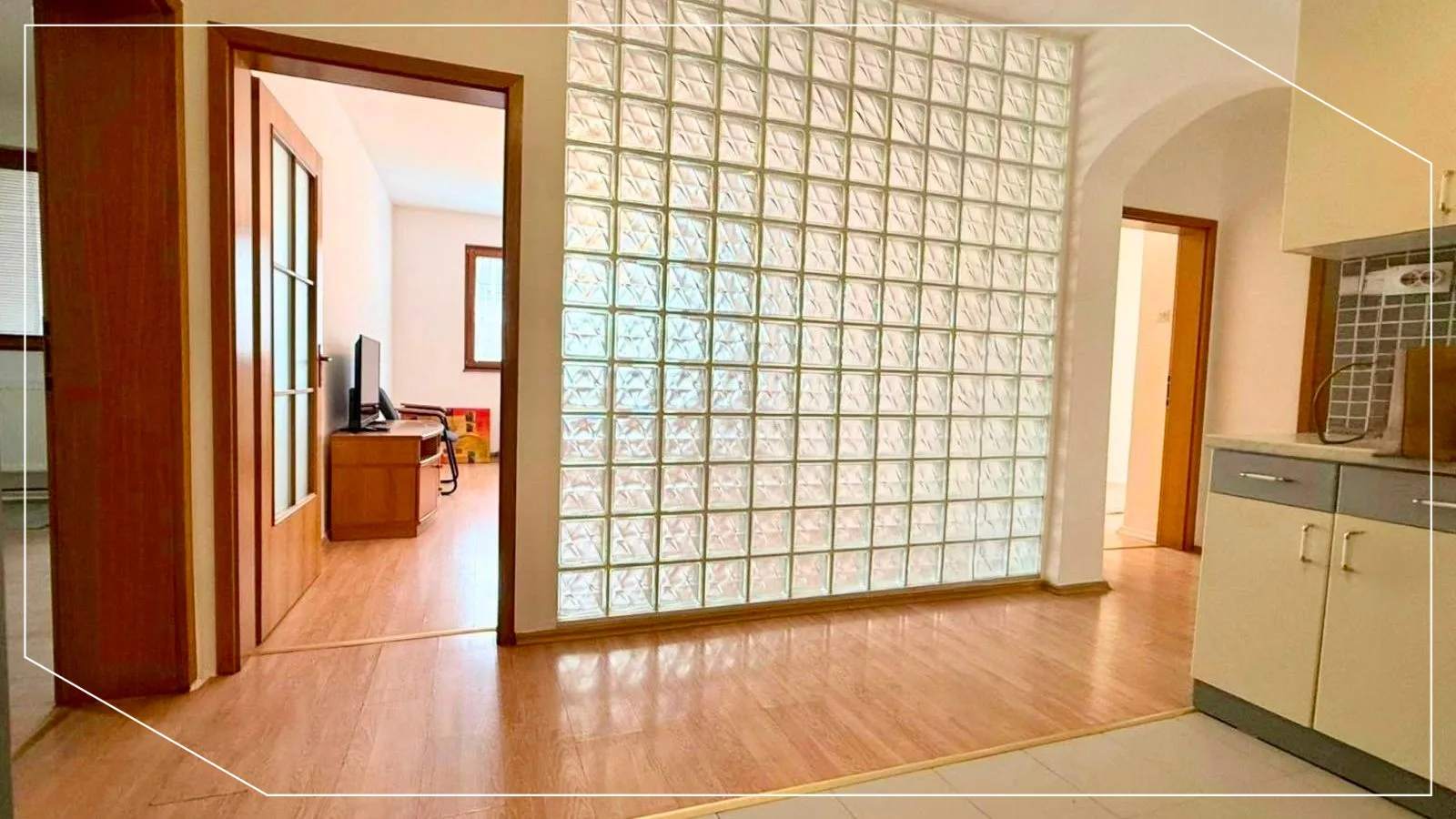Zyre me qira 91m² në lagjen Pejton, Prishtinë image 4